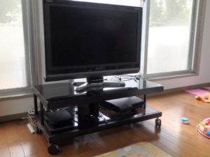 【100円均一DIY】我が家のテレビ台ガード【ベビーゲート】